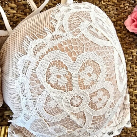 Victoria's Secret Lace Bra in White - Picture 2 of 16